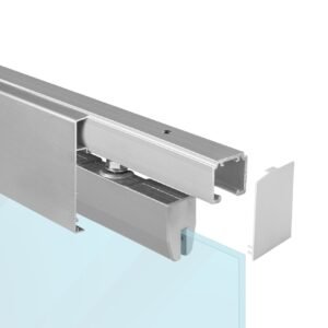 SC - POSUVNÝ SYSTÉM 100 SILENT GLASS S 100 KG SP s krytom na profil SC – posuvný systém 100 SILENT GLASS S pre jednokrídlové dvere 1D 1500/100 SP s krytom Strieborná matná